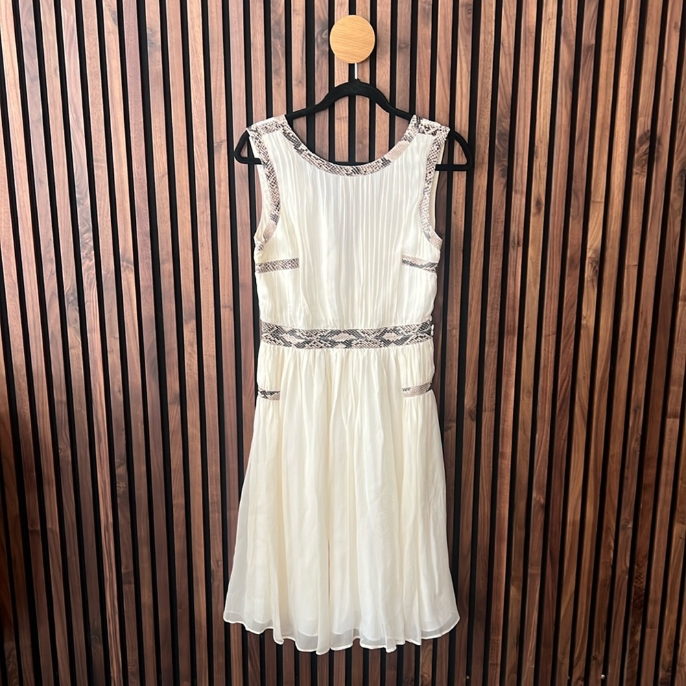 98new DIANE von FURSTENBERG silk mid dress in size 6
